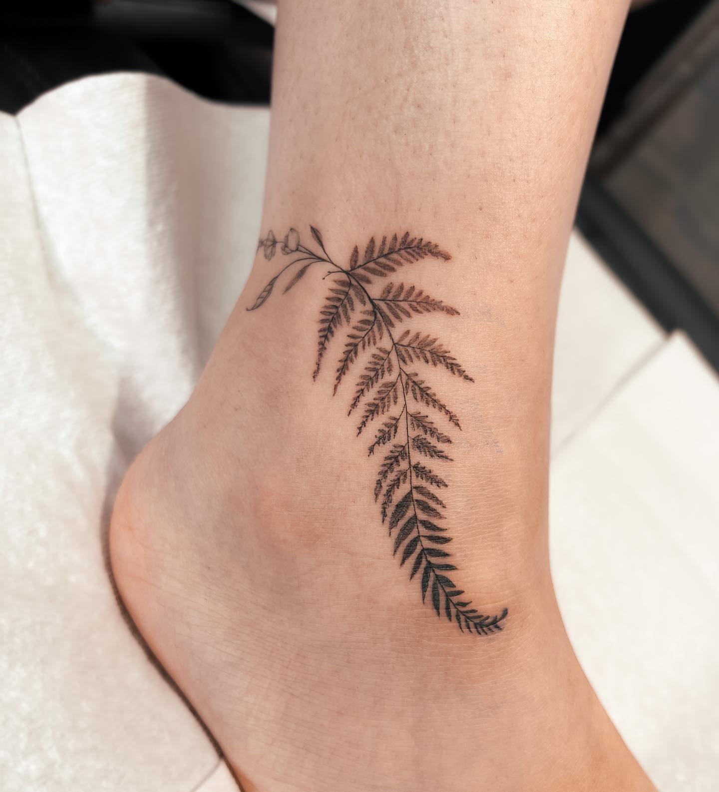 Jemmy Lee does Art - A nice dainty fern and flowers piece from today 💐  More of these please! • I have spaces next week, so DM to get booked in! ✉️  •